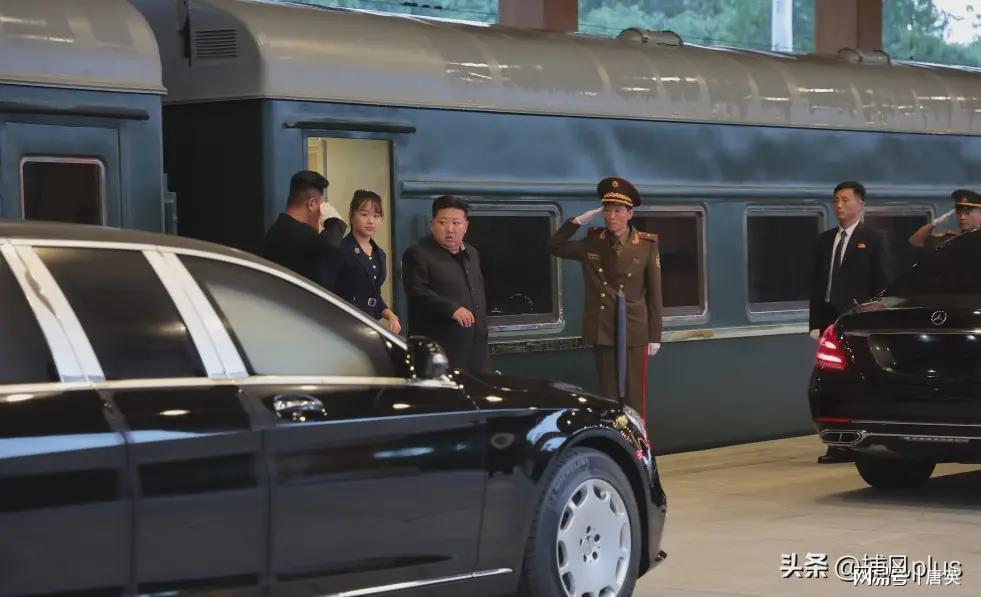 七星彩开奖结果查询-金正恩返回平壤，在火车月台上已经停好了迈巴赫等候